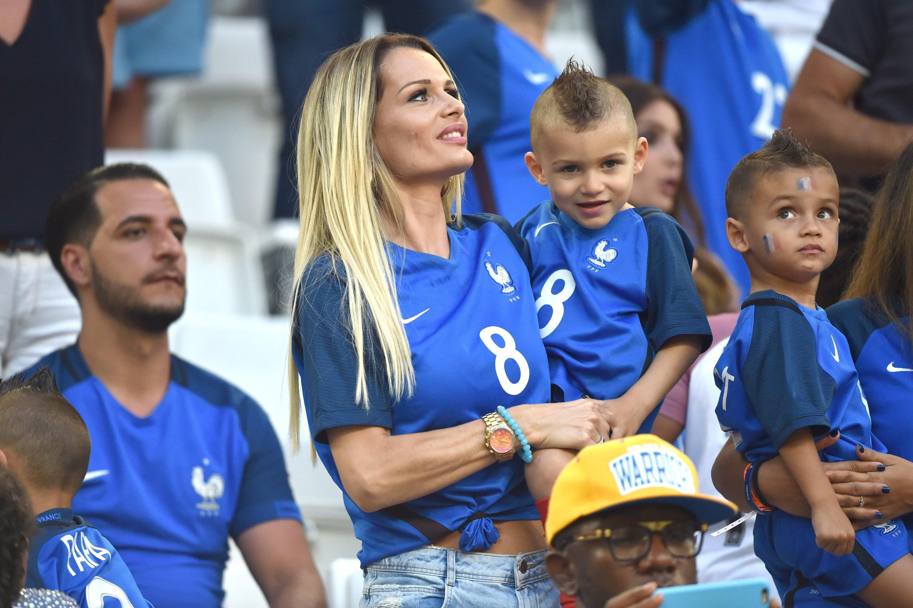 Ludivine Payet, moglie dell&#39;esterno francese, con il figlio in braccio. Epa